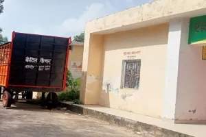 अयोध्या: सड़कों पर छुट्टा पशु, ब्लाक में खड़ी लाखों की कैटल कैचर वाहन 